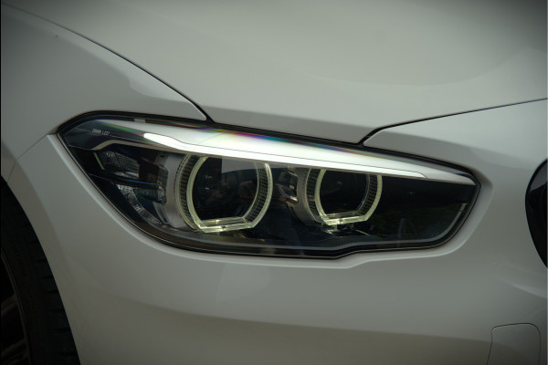 BMW 1-serie 118i Sport Line Edition | Stoelverwarming | Cruise Control | Parkeersensoren | Navigatie | Groot Scherm | Digitale Tellers | Automaat | Keyless | Trekhaak | LED