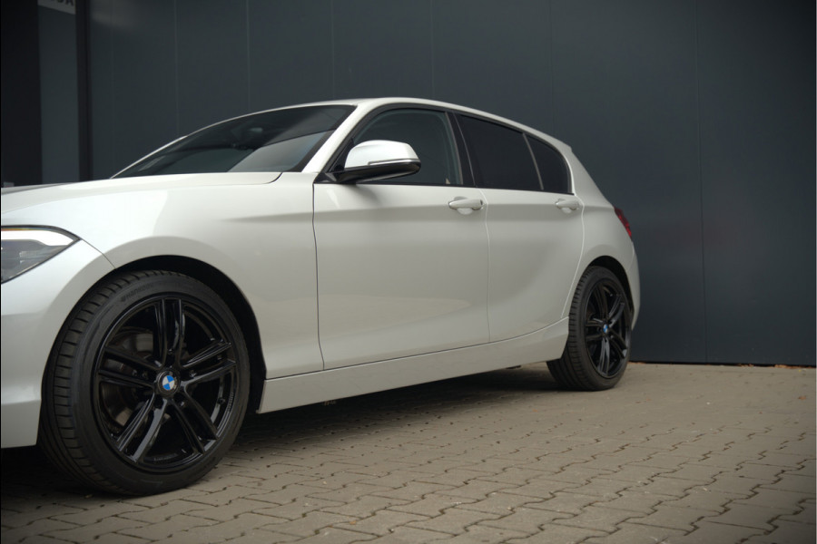 BMW 1-serie 118i Sport Line Edition | Stoelverwarming | Cruise Control | Parkeersensoren | Navigatie | Groot Scherm | Digitale Tellers | Automaat | Keyless | Trekhaak | LED