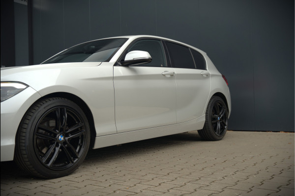 BMW 1-serie 118i Sport Line Edition | Stoelverwarming | Cruise Control | Parkeersensoren | Navigatie | Groot Scherm | Digitale Tellers | Automaat | Keyless | Trekhaak | LED