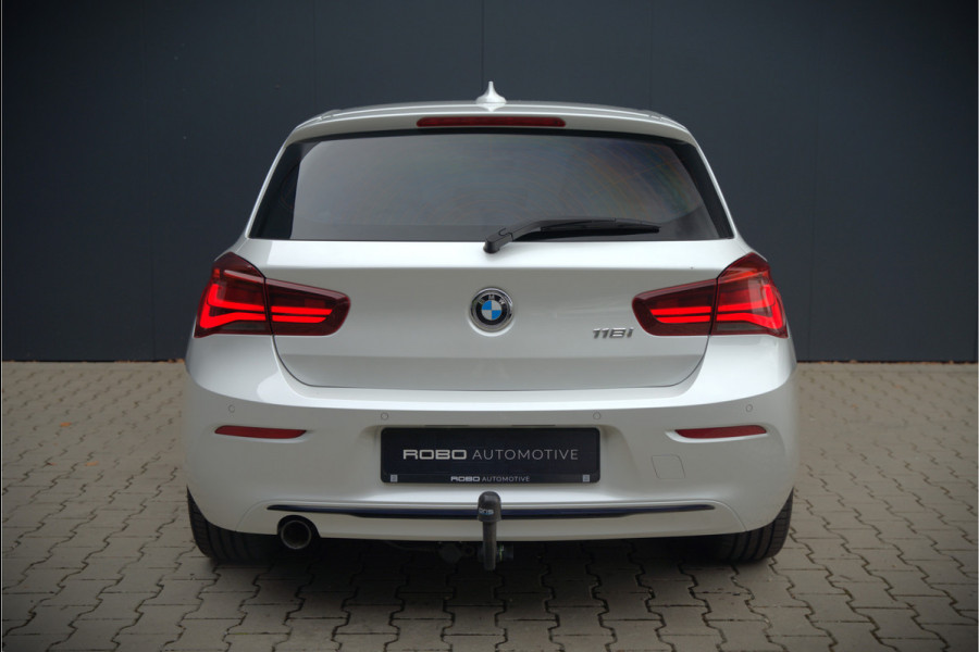 BMW 1-serie 118i Sport Line Edition | Stoelverwarming | Cruise Control | Parkeersensoren | Navigatie | Groot Scherm | Digitale Tellers | Automaat | Keyless | Trekhaak | LED