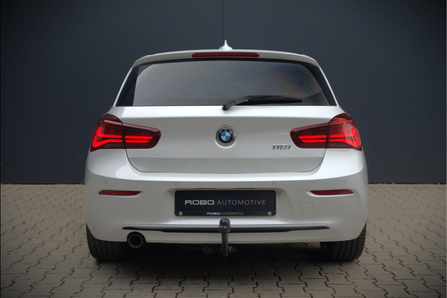 BMW 1-serie 118i Sport Line Edition | Stoelverwarming | Cruise Control | Parkeersensoren | Navigatie | Groot Scherm | Digitale Tellers | Automaat | Keyless | Trekhaak | LED