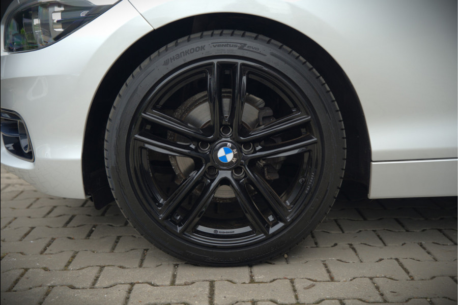 BMW 1-serie 118i Sport Line Edition | Stoelverwarming | Cruise Control | Parkeersensoren | Navigatie | Groot Scherm | Digitale Tellers | Automaat | Keyless | Trekhaak | LED