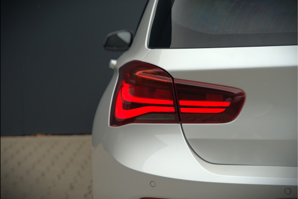BMW 1-serie 118i Sport Line Edition | Stoelverwarming | Cruise Control | Parkeersensoren | Navigatie | Groot Scherm | Digitale Tellers | Automaat | Keyless | Trekhaak | LED