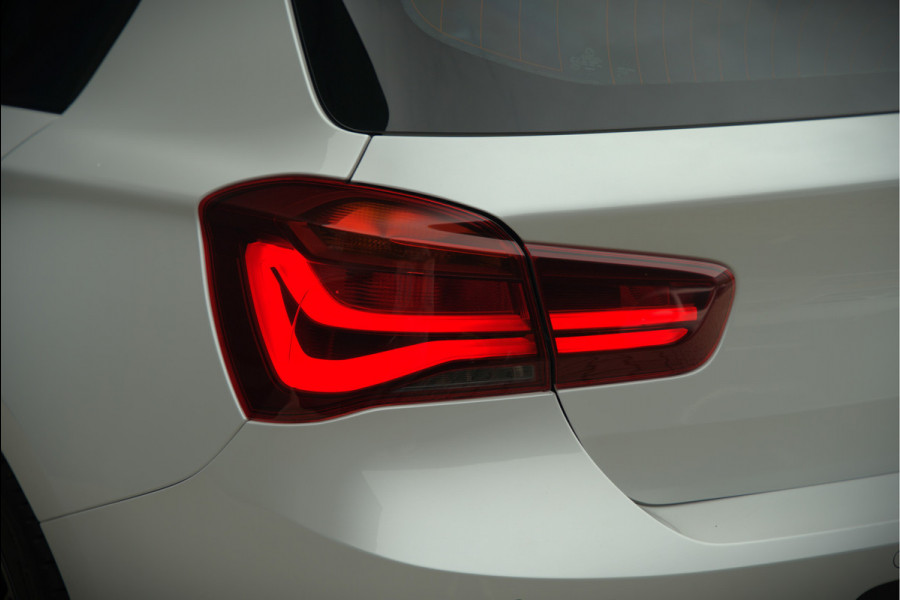 BMW 1-serie 118i Sport Line Edition | Stoelverwarming | Cruise Control | Parkeersensoren | Navigatie | Groot Scherm | Digitale Tellers | Automaat | Keyless | Trekhaak | LED