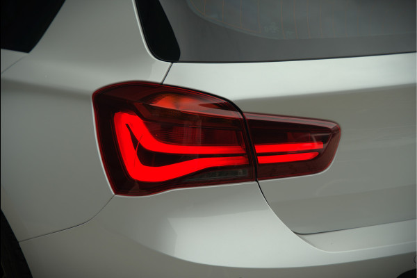 BMW 1-serie 118i Sport Line Edition | Stoelverwarming | Cruise Control | Parkeersensoren | Navigatie | Groot Scherm | Digitale Tellers | Automaat | Keyless | Trekhaak | LED