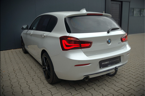 BMW 1-serie 118i Sport Line Edition | Stoelverwarming | Cruise Control | Parkeersensoren | Navigatie | Groot Scherm | Digitale Tellers | Automaat | Keyless | Trekhaak | LED