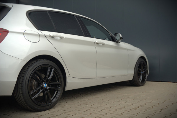 BMW 1-serie 118i Sport Line Edition | Stoelverwarming | Cruise Control | Parkeersensoren | Navigatie | Groot Scherm | Digitale Tellers | Automaat | Keyless | Trekhaak | LED