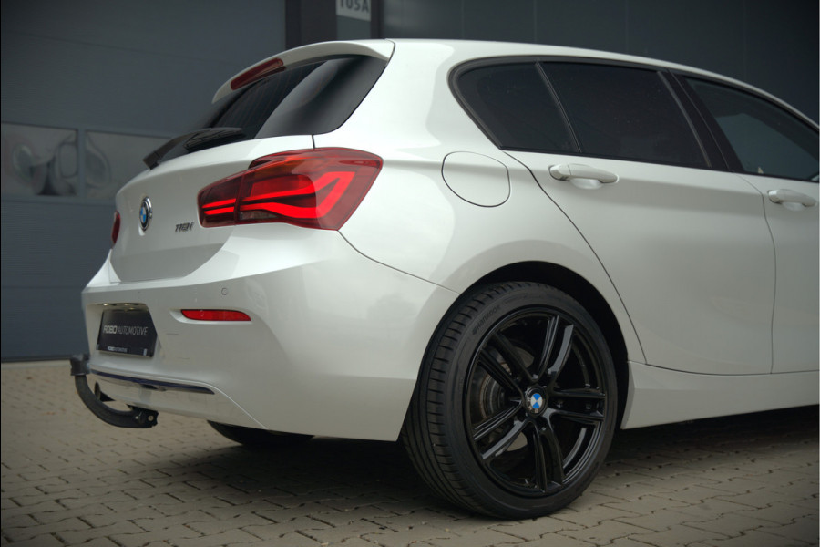 BMW 1-serie 118i Sport Line Edition | Stoelverwarming | Cruise Control | Parkeersensoren | Navigatie | Groot Scherm | Digitale Tellers | Automaat | Keyless | Trekhaak | LED