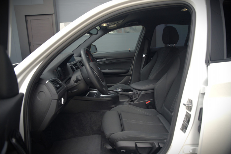 BMW 1-serie 118i Sport Line Edition | Stoelverwarming | Cruise Control | Parkeersensoren | Navigatie | Groot Scherm | Digitale Tellers | Automaat | Keyless | Trekhaak | LED