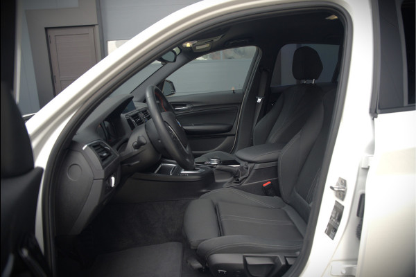 BMW 1-serie 118i Sport Line Edition | Stoelverwarming | Cruise Control | Parkeersensoren | Navigatie | Groot Scherm | Digitale Tellers | Automaat | Keyless | Trekhaak | LED