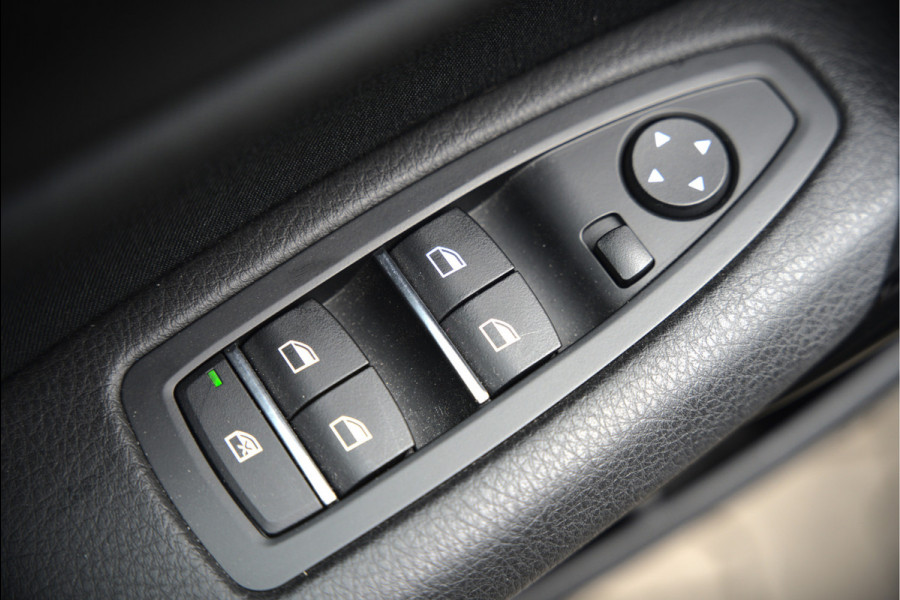 BMW 1-serie 118i Sport Line Edition | Stoelverwarming | Cruise Control | Parkeersensoren | Navigatie | Groot Scherm | Digitale Tellers | Automaat | Keyless | Trekhaak | LED