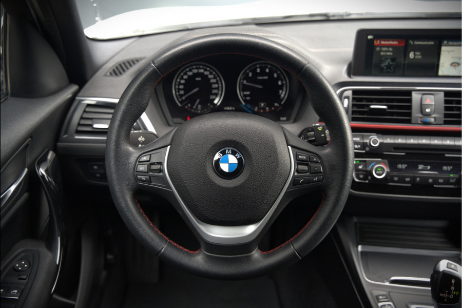 BMW 1-serie 118i Sport Line Edition | Stoelverwarming | Cruise Control | Parkeersensoren | Navigatie | Groot Scherm | Digitale Tellers | Automaat | Keyless | Trekhaak | LED