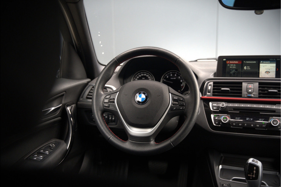 BMW 1-serie 118i Sport Line Edition | Stoelverwarming | Cruise Control | Parkeersensoren | Navigatie | Groot Scherm | Digitale Tellers | Automaat | Keyless | Trekhaak | LED