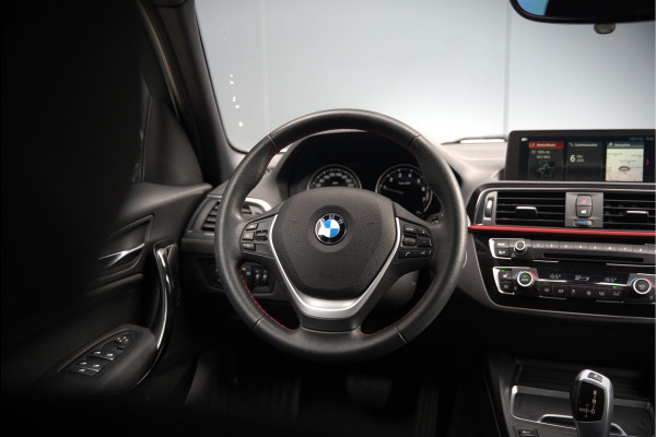BMW 1-serie 118i Sport Line Edition | Stoelverwarming | Cruise Control | Parkeersensoren | Navigatie | Groot Scherm | Digitale Tellers | Automaat | Keyless | Trekhaak | LED