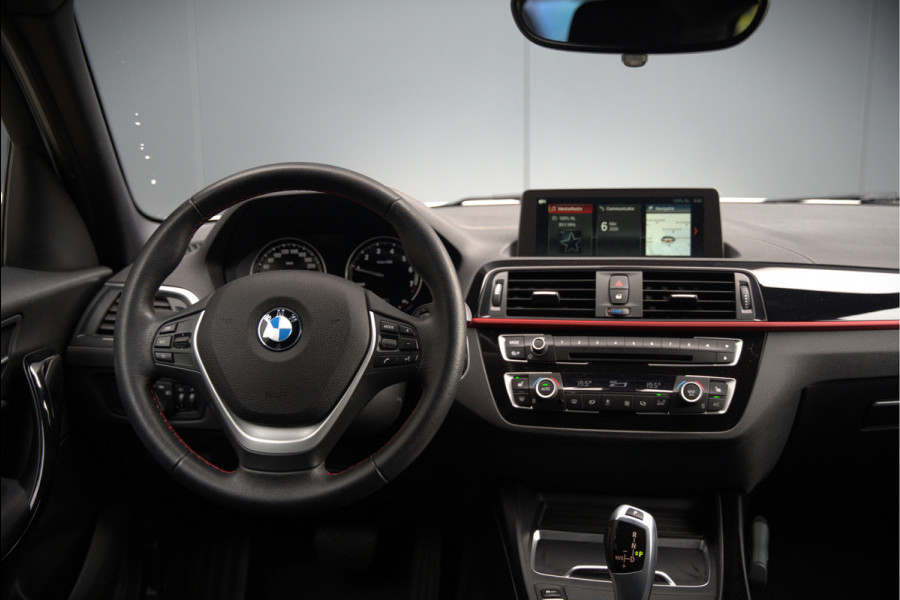 BMW 1-serie 118i Sport Line Edition | Stoelverwarming | Cruise Control | Parkeersensoren | Navigatie | Groot Scherm | Digitale Tellers | Automaat | Keyless | Trekhaak | LED