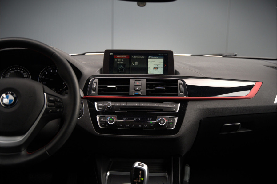 BMW 1-serie 118i Sport Line Edition | Stoelverwarming | Cruise Control | Parkeersensoren | Navigatie | Groot Scherm | Digitale Tellers | Automaat | Keyless | Trekhaak | LED