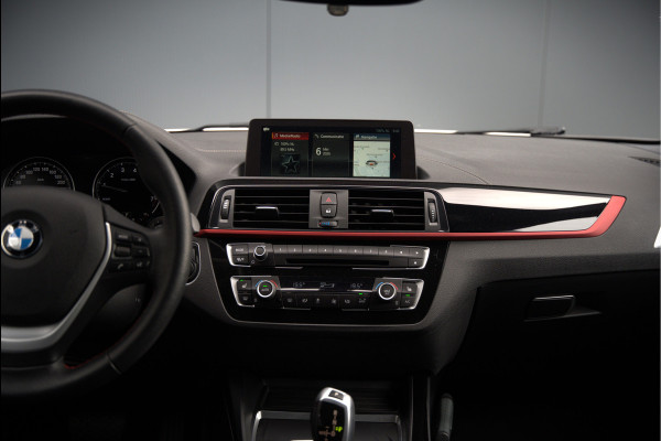 BMW 1-serie 118i Sport Line Edition | Stoelverwarming | Cruise Control | Parkeersensoren | Navigatie | Groot Scherm | Digitale Tellers | Automaat | Keyless | Trekhaak | LED
