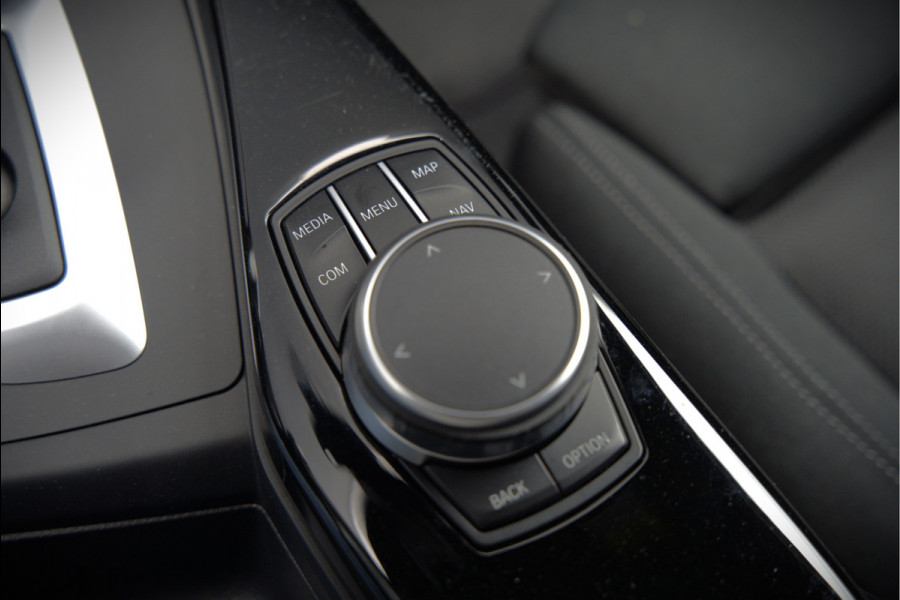 BMW 1-serie 118i Sport Line Edition | Stoelverwarming | Cruise Control | Parkeersensoren | Navigatie | Groot Scherm | Digitale Tellers | Automaat | Keyless | Trekhaak | LED