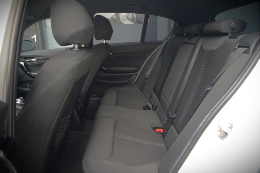 BMW 1-serie 118i Sport Line Edition | Stoelverwarming | Cruise Control | Parkeersensoren | Navigatie | Groot Scherm | Digitale Tellers | Automaat | Keyless | Trekhaak | LED