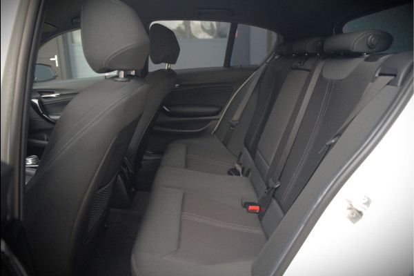 BMW 1-serie 118i Sport Line Edition | Stoelverwarming | Cruise Control | Parkeersensoren | Navigatie | Groot Scherm | Digitale Tellers | Automaat | Keyless | Trekhaak | LED