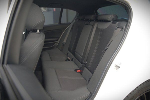BMW 1-serie 118i Sport Line Edition | Stoelverwarming | Cruise Control | Parkeersensoren | Navigatie | Groot Scherm | Digitale Tellers | Automaat | Keyless | Trekhaak | LED