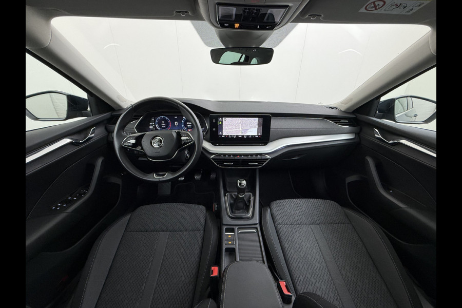 Škoda Octavia Combi 1.0TSI Pano.dak Trekhaak Adap.Cruise Stoelverwarming Navi Ecc Camera Apple Carplay Android Auto Pdc Business Edition Plus Keyless Elek.Achterklep DAB Lmv 17" Led P-Assist Virtual Cockpit Dealeronderhouden 1.300KG Trekgewicht Origineel Nederlandse Auto
