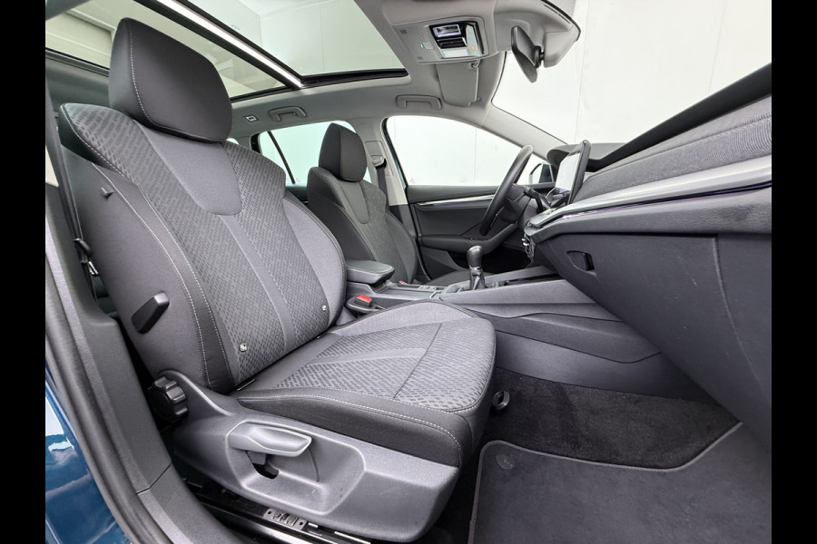 Škoda Octavia Combi 1.0TSI Pano.dak Trekhaak Adap.Cruise Stoelverwarming Navi Ecc Camera Apple Carplay Android Auto Pdc Business Edition Plus Keyless Elek.Achterklep DAB Lmv 17" Led P-Assist Virtual Cockpit Dealeronderhouden 1.300KG Trekgewicht Origineel Nederlandse Auto