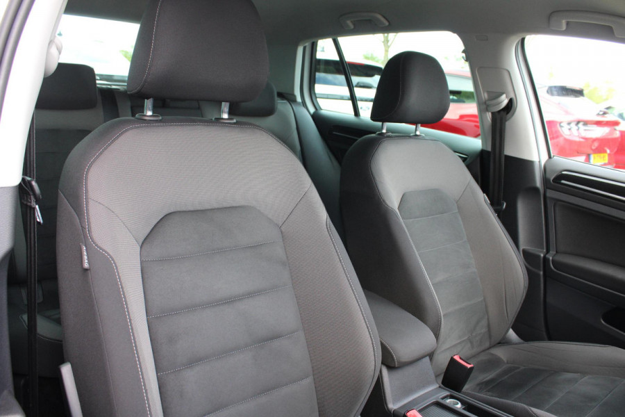 Volkswagen Golf 1.5 TSI Highline Business R | Alcantara Bekleding | Adaptive Cruise Control | Stoelverwarming | Climate Control | Navigatie | Parkeersensoren |