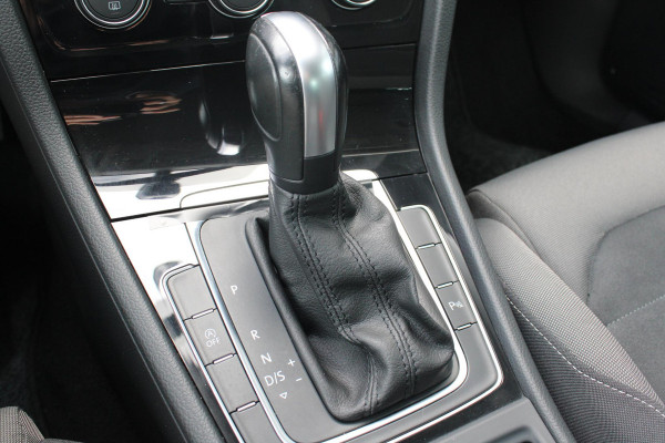 Volkswagen Golf 1.5 TSI Highline Business R | Alcantara Bekleding | Adaptive Cruise Control | Stoelverwarming | Climate Control | Navigatie | Parkeersensoren |