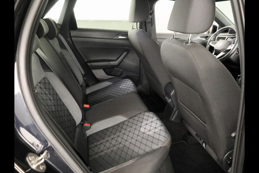 Volkswagen Polo 1.0 TSI R-Line 95 PK DSG Automaat | Panorama/schuif/kantel dak |  17 " lichtmetalen velgen | Digitaal dashboard | Matrix koplampen | Parkeer camera | Adaptieve cruise control | Climate controle | Stoelverwarming |