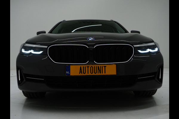 BMW 5 Serie Touring 520e | LED Grille | Keyless | Leder | Sfeerlicht | Camera | Memory | Cruise | Carplay