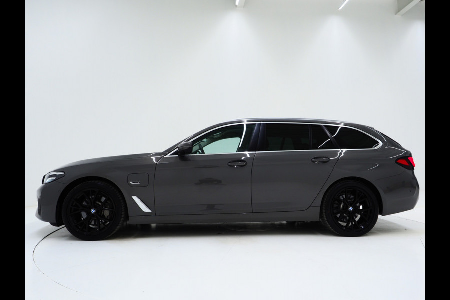 BMW 5 Serie Touring 520e | LED Grille | Keyless | Leder | Sfeerlicht | Camera | Memory | Cruise | Carplay