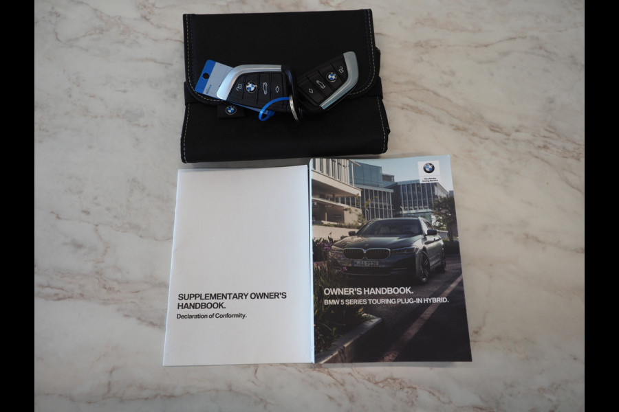 BMW 5 Serie Touring 520e | LED Grille | Keyless | Leder | Sfeerlicht | Camera | Memory | Cruise | Carplay