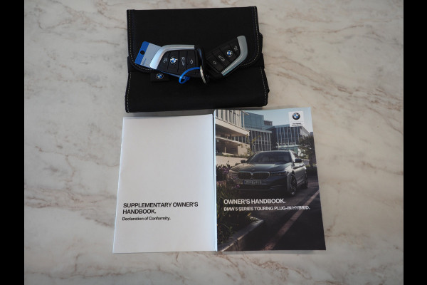 BMW 5 Serie Touring 520e | LED Grille | Keyless | Leder | Sfeerlicht | Camera | Memory | Cruise | Carplay