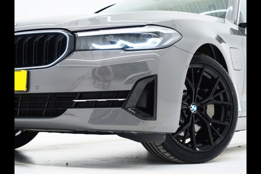BMW 5 Serie Touring 520e | LED Grille | Keyless | Leder | Sfeerlicht | Camera | Memory | Cruise | Carplay