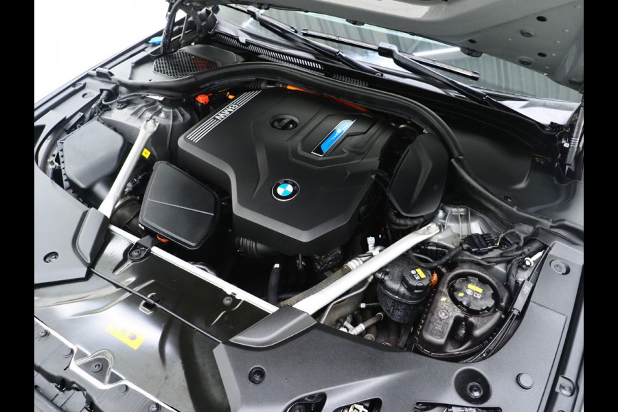 BMW 5 Serie Touring 520e | LED Grille | Keyless | Leder | Sfeerlicht | Camera | Memory | Cruise | Carplay