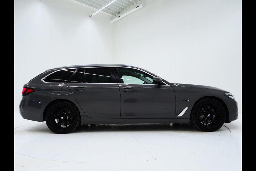 BMW 5 Serie Touring 520e | LED Grille | Keyless | Leder | Sfeerlicht | Camera | Memory | Cruise | Carplay