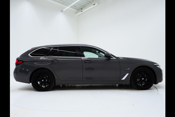 BMW 5 Serie Touring 520e | LED Grille | Keyless | Leder | Sfeerlicht | Camera | Memory | Cruise | Carplay
