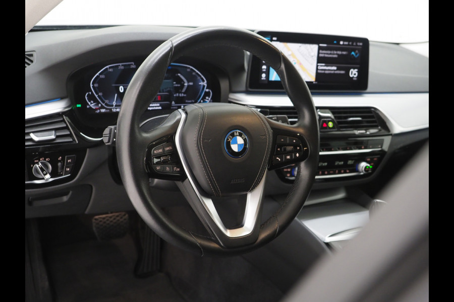 BMW 5 Serie Touring 520e | LED Grille | Keyless | Leder | Sfeerlicht | Camera | Memory | Cruise | Carplay