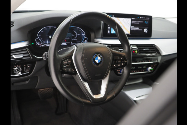 BMW 5 Serie Touring 520e | LED Grille | Keyless | Leder | Sfeerlicht | Camera | Memory | Cruise | Carplay