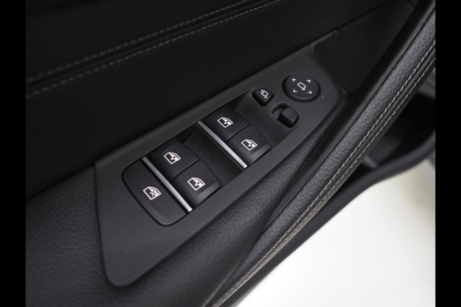 BMW 5 Serie Touring 520e | LED Grille | Keyless | Leder | Sfeerlicht | Camera | Memory | Cruise | Carplay