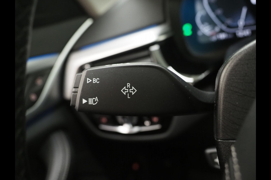 BMW 5 Serie Touring 520e | LED Grille | Keyless | Leder | Sfeerlicht | Camera | Memory | Cruise | Carplay