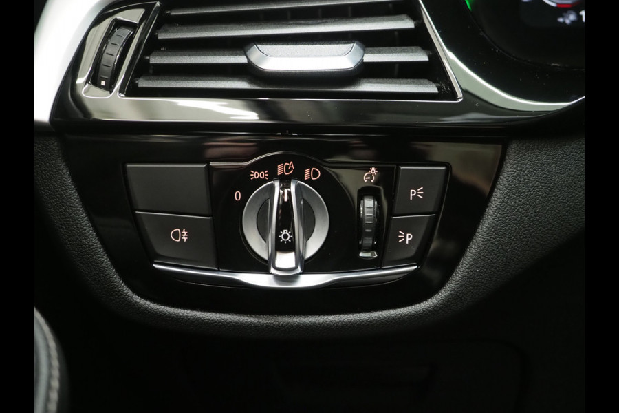 BMW 5 Serie Touring 520e | LED Grille | Keyless | Leder | Sfeerlicht | Camera | Memory | Cruise | Carplay