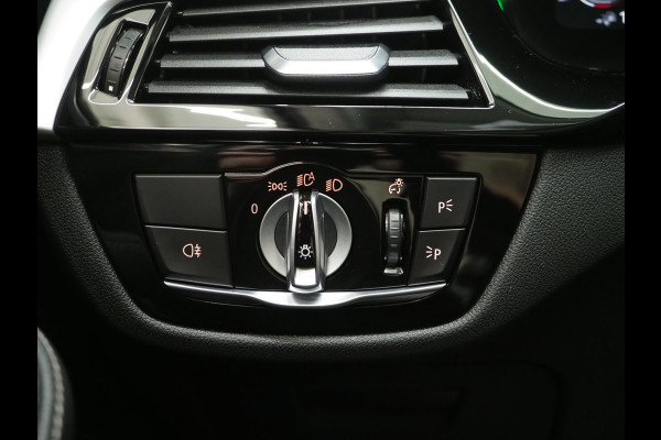 BMW 5 Serie Touring 520e | LED Grille | Keyless | Leder | Sfeerlicht | Camera | Memory | Cruise | Carplay