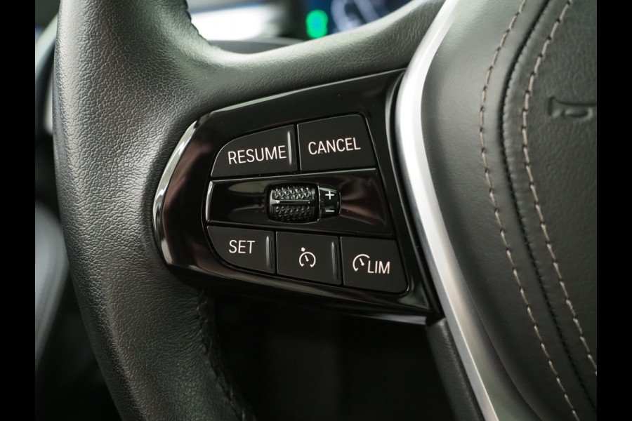 BMW 5 Serie Touring 520e | LED Grille | Keyless | Leder | Sfeerlicht | Camera | Memory | Cruise | Carplay