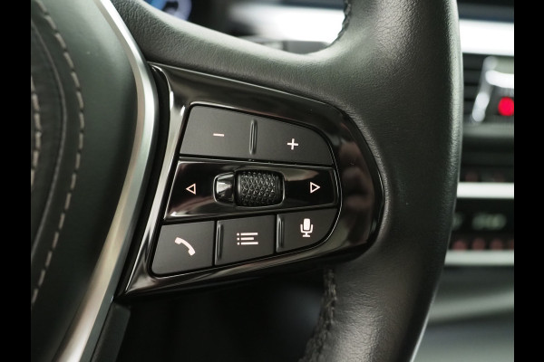 BMW 5 Serie Touring 520e | LED Grille | Keyless | Leder | Sfeerlicht | Camera | Memory | Cruise | Carplay
