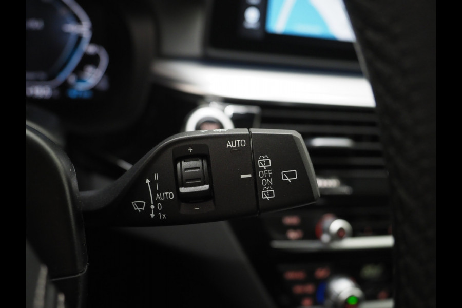 BMW 5 Serie Touring 520e | LED Grille | Keyless | Leder | Sfeerlicht | Camera | Memory | Cruise | Carplay