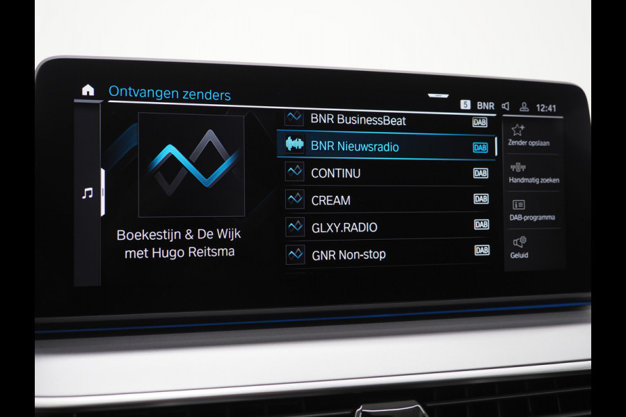 BMW 5 Serie Touring 520e | LED Grille | Keyless | Leder | Sfeerlicht | Camera | Memory | Cruise | Carplay