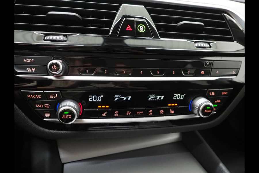 BMW 5 Serie Touring 520e | LED Grille | Keyless | Leder | Sfeerlicht | Camera | Memory | Cruise | Carplay