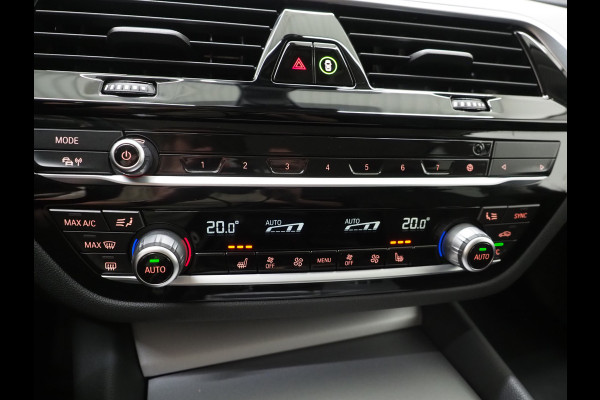 BMW 5 Serie Touring 520e | LED Grille | Keyless | Leder | Sfeerlicht | Camera | Memory | Cruise | Carplay